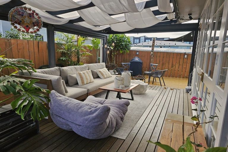 Photo of property in 3/93 Hobsonville Road, West Harbour, Auckland, 0618