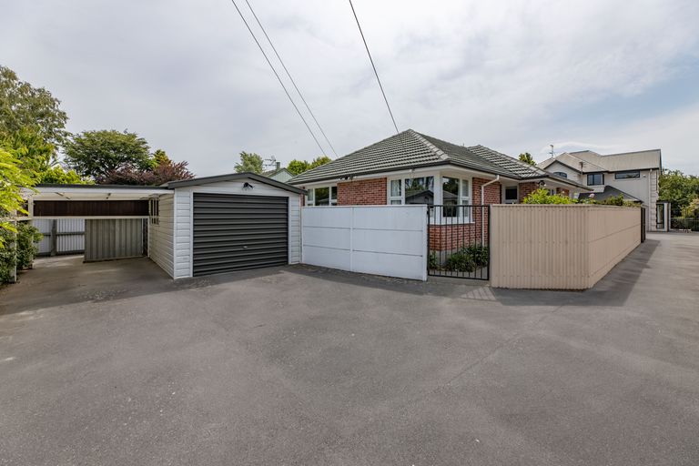 Photo of property in 93 Crofton Road, Harewood, Christchurch, 8051