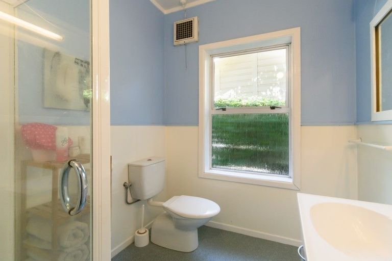 Photo of property in 14 Governor Road, Northland, Wellington, 6012