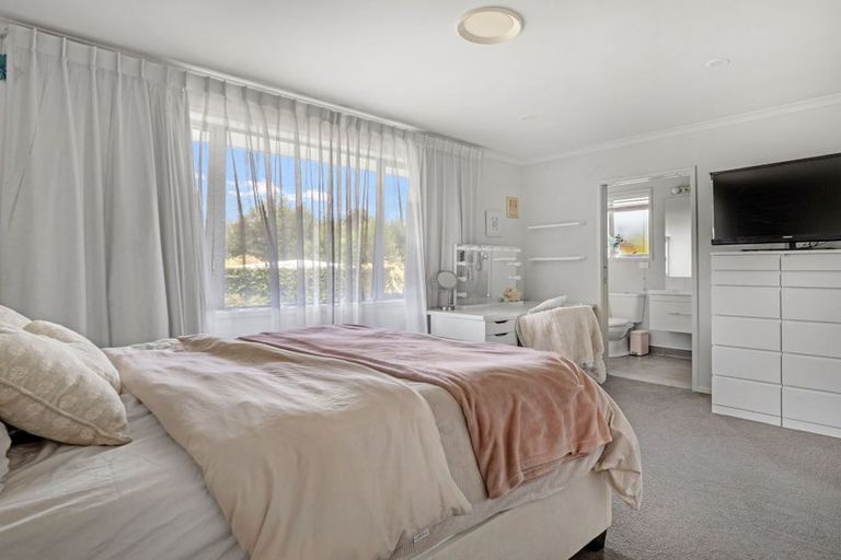 Photo of property in 18 Kaipara Lake Road, South Head, Helensville, 0874