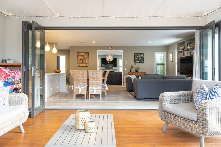 Photo of property in 16 Korako Drive, Kumeu, 0810