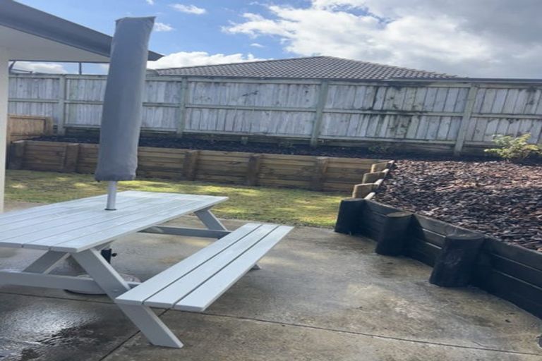 Photo of property in 12 Lockyer Road, Kumeu, 0810