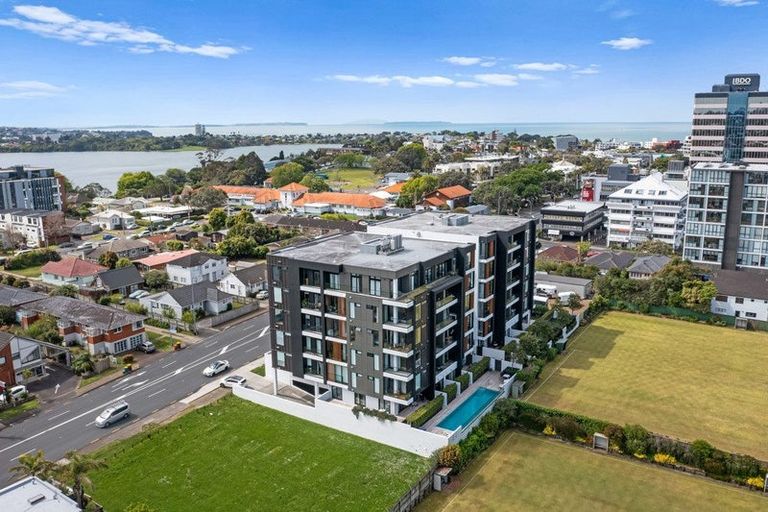 Photo of property in Frank Sargeson Apts, 302/80 Anzac Street, Takapuna, Auckland, 0622