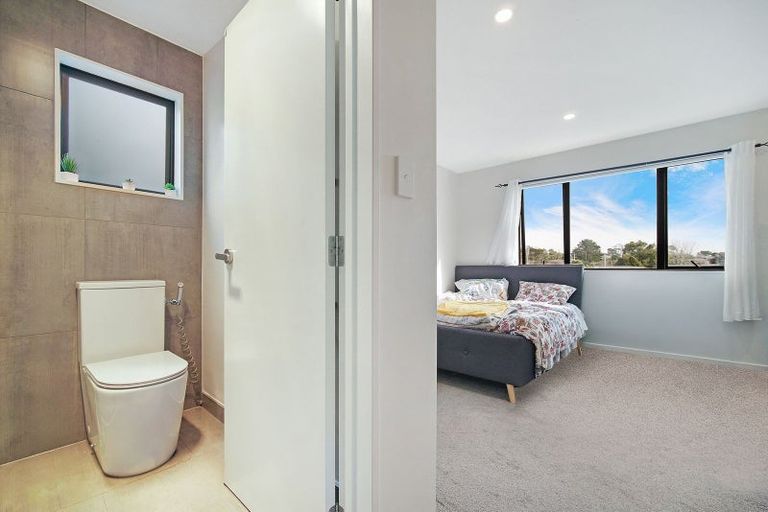 Photo of property in 12/9 Schnapper Rock Road, Greenhithe, Auckland, 0632