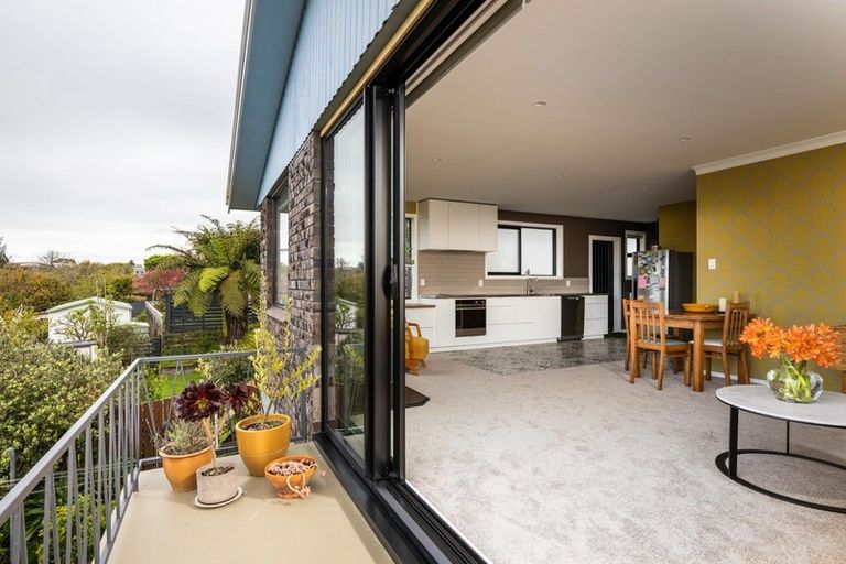 Photo of property in 15 Montana Place, Merrilands, New Plymouth, 4312