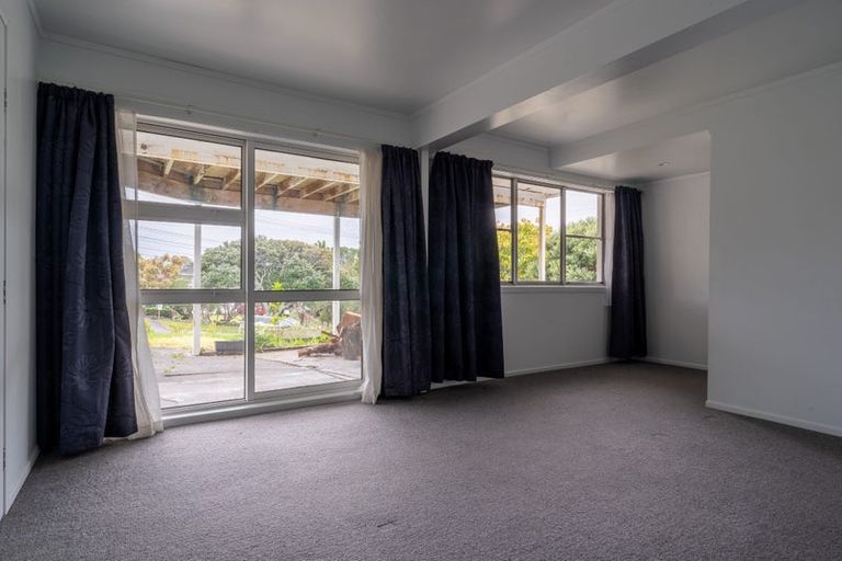 Photo of property in 1 Wakeling Avenue, Te Atatu South, Auckland, 0610