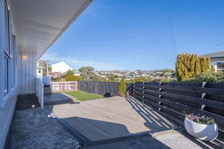 Photo of property in 27 Brooker Grove, Newlands, Wellington, 6037