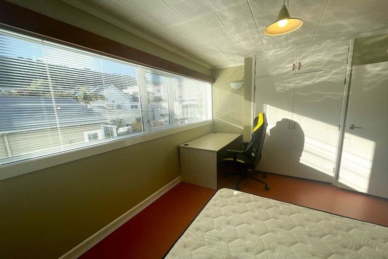 Photo of property in Victoria Court, 8/4 Queen Street, Mount Victoria, Wellington, 6011
