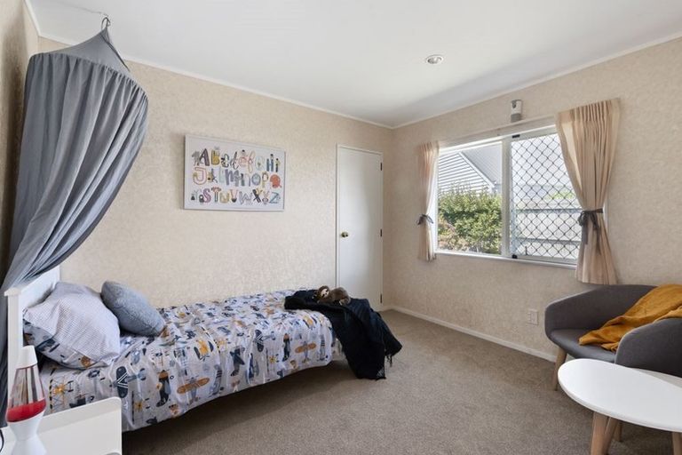 Photo of property in 196 Lakeside Drive, Orewa, 0931