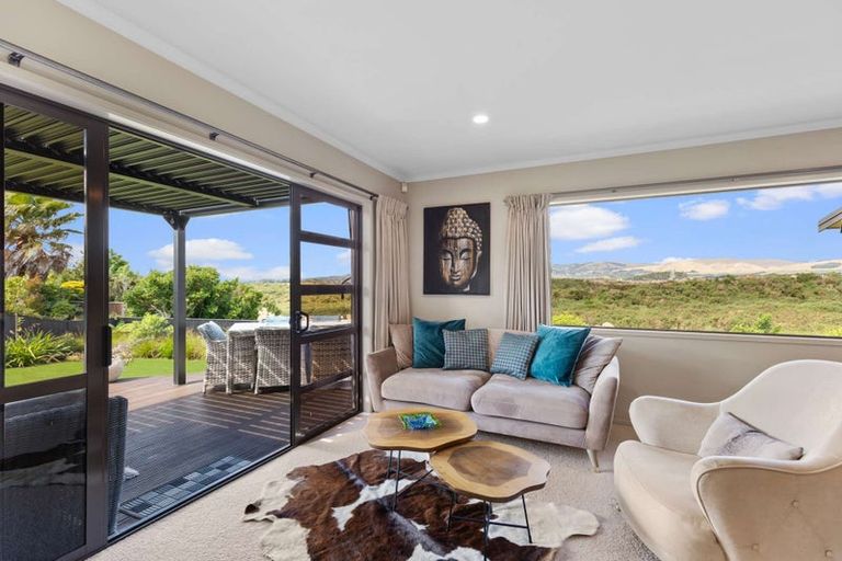 Photo of property in 28 Johnstone Drive, Fitzherbert, Palmerston North, 4410