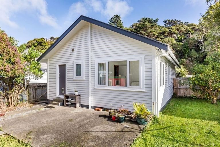 Photo of property in 66 Airlie Road, Plimmerton, Porirua, 5026