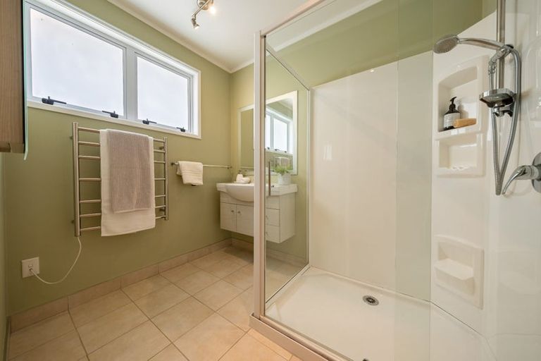 Photo of property in 18 Blakeborough Drive, Forrest Hill, Auckland, 0620