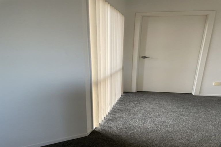 Photo of property in 7 Bordeaux Parade, Te Atatu South, Auckland, 0610