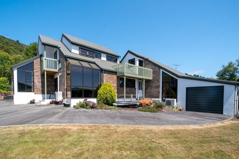 Photo of property in 18 Moana View Road, Waikawa, Picton, 7220
