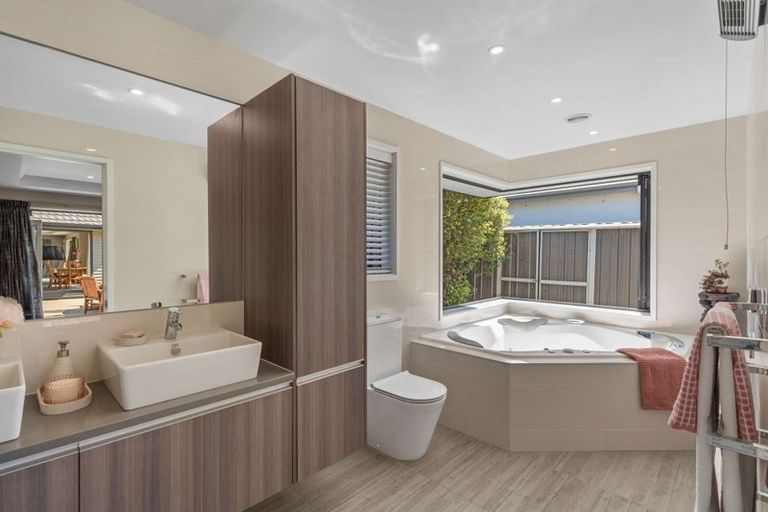 Photo of property in 27 Foresters Crescent, Parklands, Christchurch, 8083