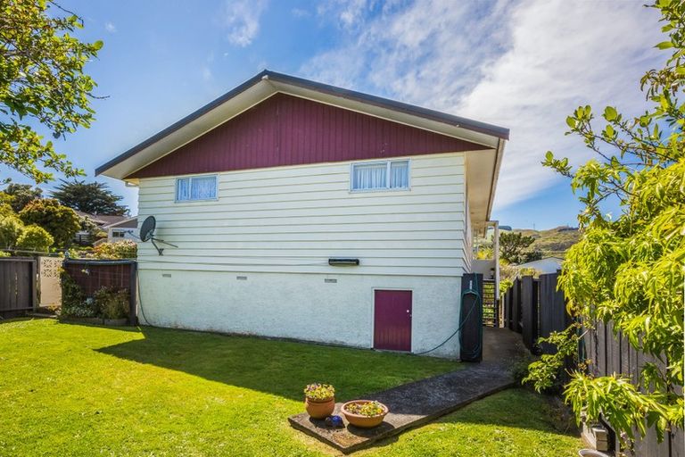 Photo of property in 1 Zande Terrace, Tawa, Wellington, 5028