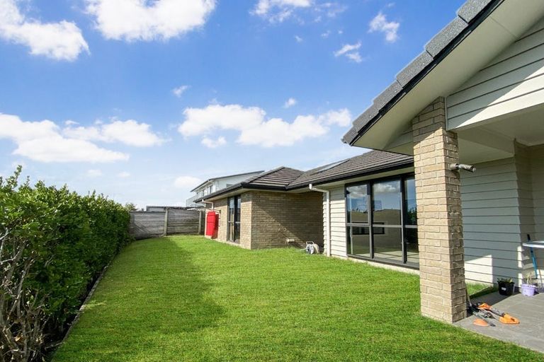 Photo of property in 89 Lake Panorama Drive, Henderson Valley, Auckland, 0612