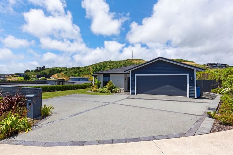 Photo of property in 2 Manapouri Lane, Aotea, Porirua, 5024