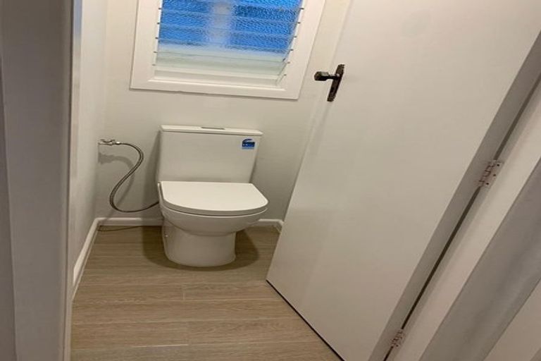 Photo of property in 70 Savoy Road, Glen Eden, Auckland, 0602