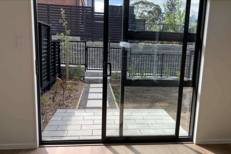 Photo of property in 24 Hoopers Road, Glen Eden, Auckland, 0602