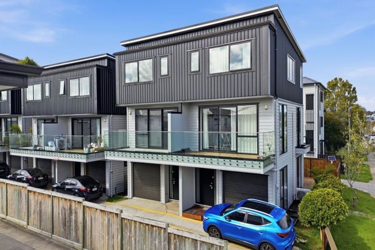 Photo of property in 2/19 Kingdale Road, Henderson, Auckland, 0610