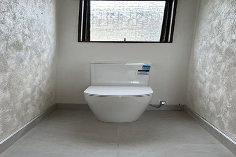 Photo of property in 11 Felicity Place, Unsworth Heights, Auckland, 0632