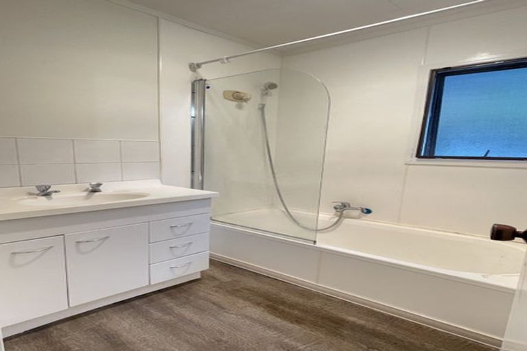 Photo of property in 2/21 Walnut Lane, Browns Bay, Auckland, 0630