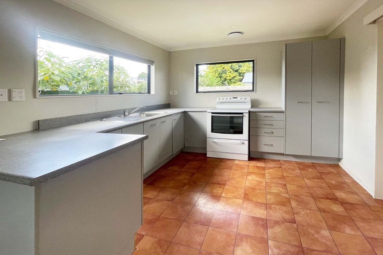 Photo of property in 24 Sutton Crescent, Papakura, 2110