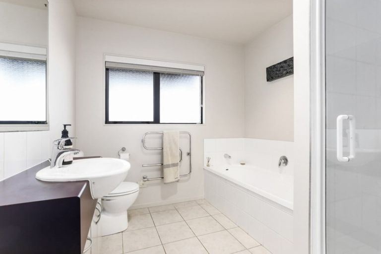 Photo of property in 11 Dorchester Place, Orewa, 0931