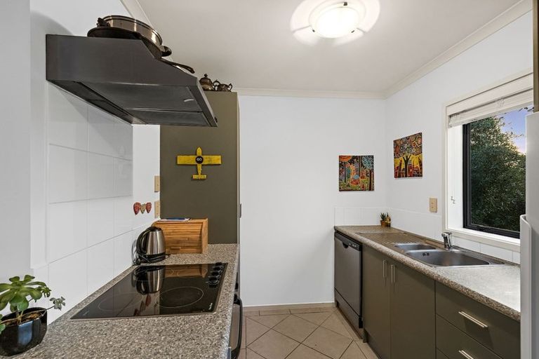 Photo of property in 40 Verdale Circle, Glen Eden, Auckland, 0602