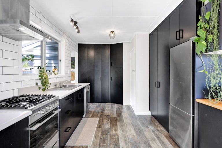 Photo of property in 1 Nikau Street, Inglewood, 4330