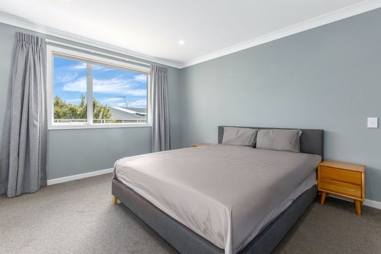 Photo of property in 14 Canary Way, Whitby, Porirua, 5024