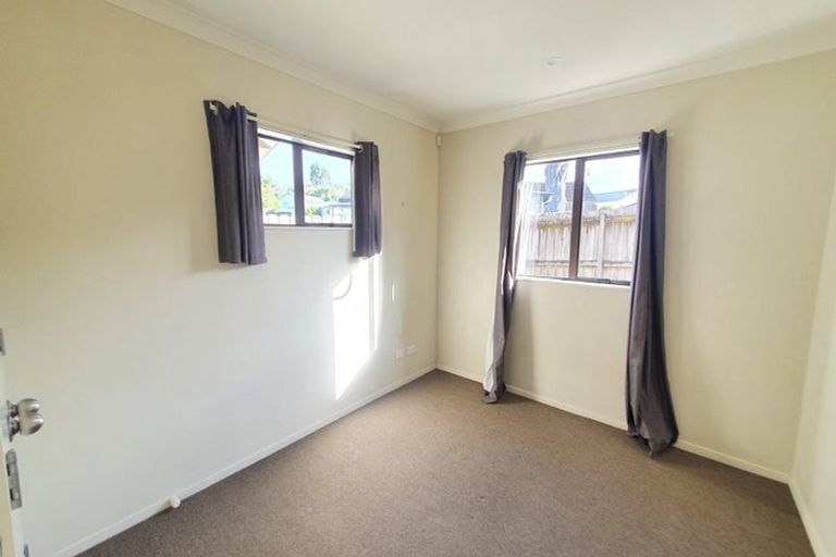 Photo of property in 33 Claverdon Drive, Massey, Auckland, 0614