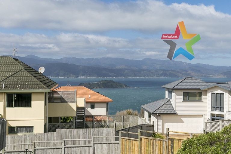 Photo of property in 8 Bennett Grove, Newlands, Wellington, 6037