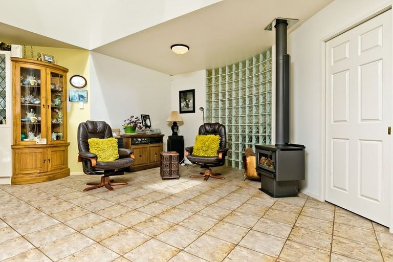 Photo of property in 109 Awaroa Road, Sunnyvale, Auckland, 0612