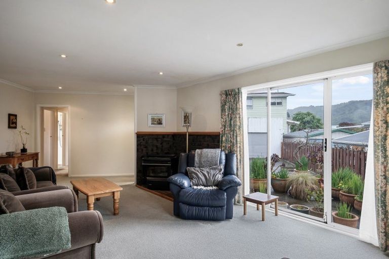 Photo of property in 20 Vista Crescent, Maoribank, Upper Hutt, 5018