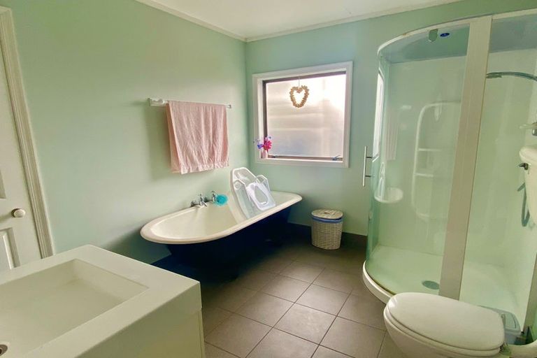 Photo of property in 473 Glenfield Road, Glenfield, Auckland, 0629