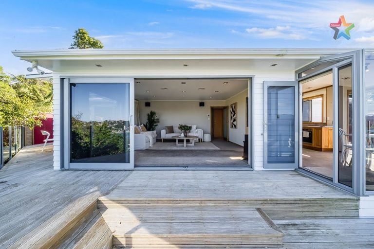 Photo of property in 26a Tai Paku Paku Road, Karaka Bays, Wellington, 6022