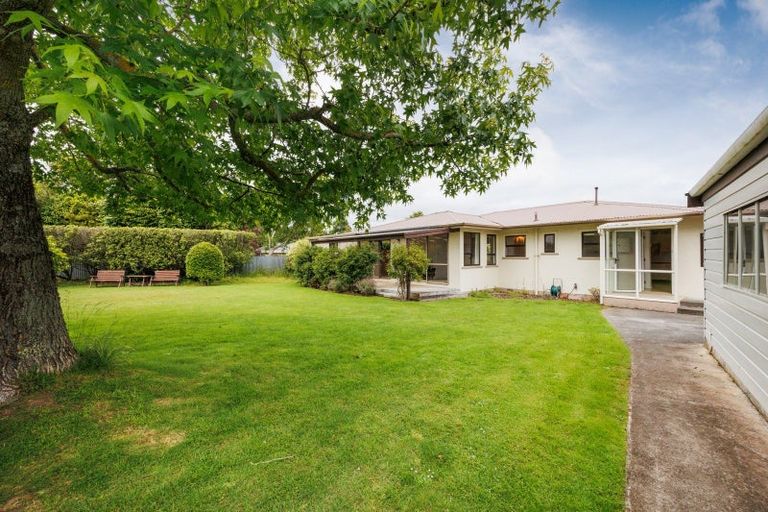 Photo of property in 12 Athlone Place, Hokowhitu, Palmerston North, 4410