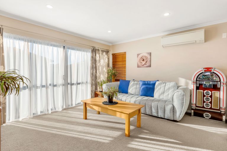 Photo of property in 12 Whitford Place, Rototuna North, Hamilton, 3210