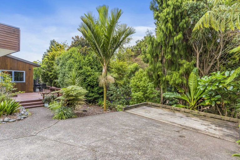 Photo of property in 10 St Lucia Place, Unsworth Heights, Auckland, 0632