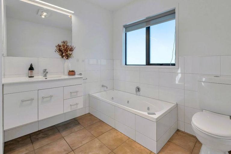 Photo of property in 116 Barbados Way, One Tree Point, 0118