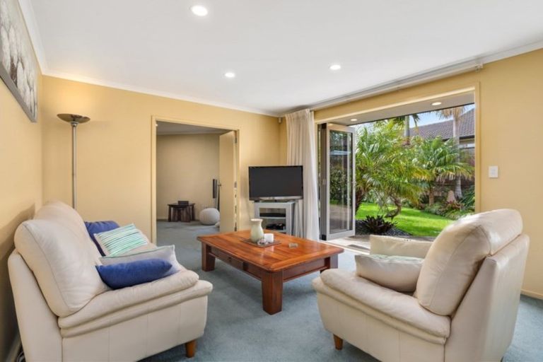 Photo of property in 35 Admirals Court Drive, Greenhithe, Auckland, 0632