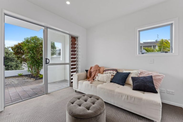 Photo of property in 1c/60 Masons Road, Oteha, Auckland, 0632