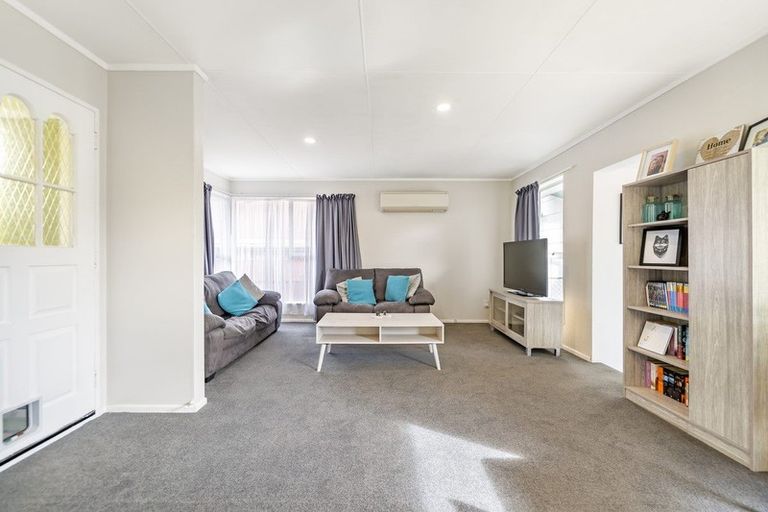 Photo of property in 2/15 Gemstone Drive, Birchville, Upper Hutt, 5018