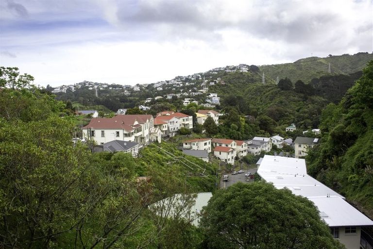 Photo of property in 4/93a Kelburn Parade, Kelburn, Wellington, 6012
