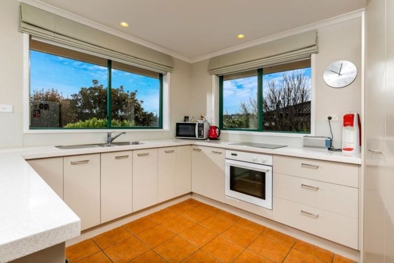 Photo of property in 7 Roberta Crescent, Orewa, 0931