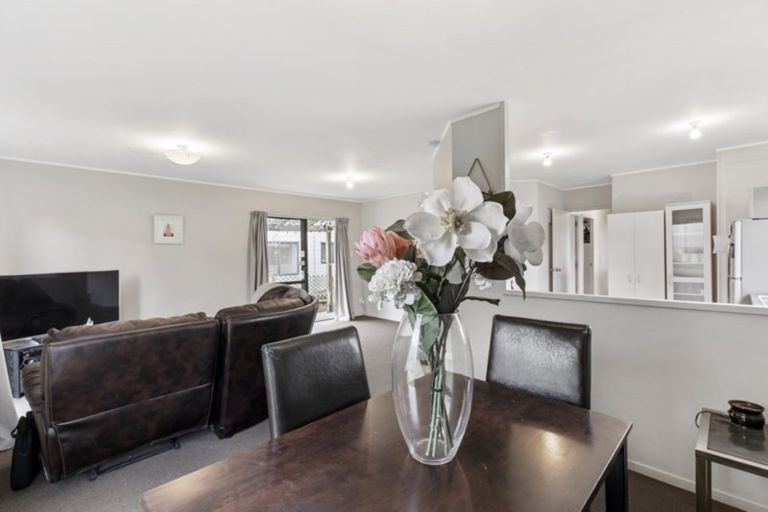 Photo of property in 2/140 Shifnal Drive, Randwick Park, Auckland, 2105