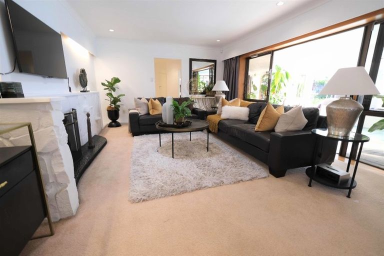 Photo of property in 98 Grande Vue Road, Hillpark, Auckland, 2102