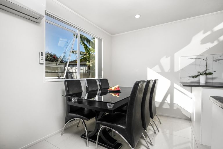 Photo of property in 2/17 Etherton Drive, Weymouth, Auckland, 2103